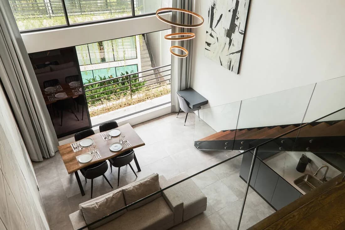 Deluxe Apartments, 2
