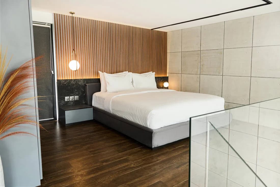 Deluxe Apartments, 4