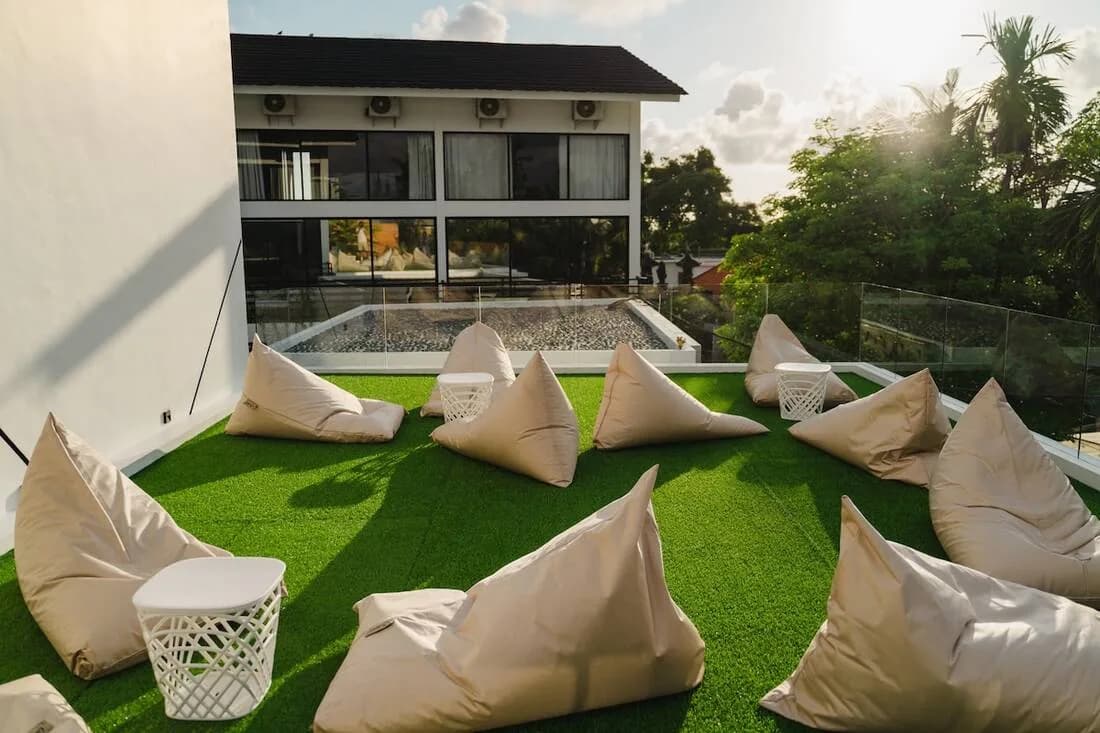 Deluxe Apartments, 6